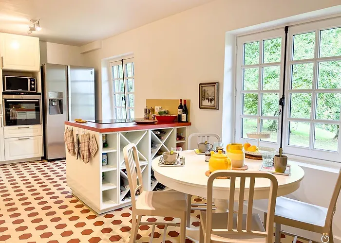 Belle Chaumiere Avec Vue Panoramique Et Piscine 别墅