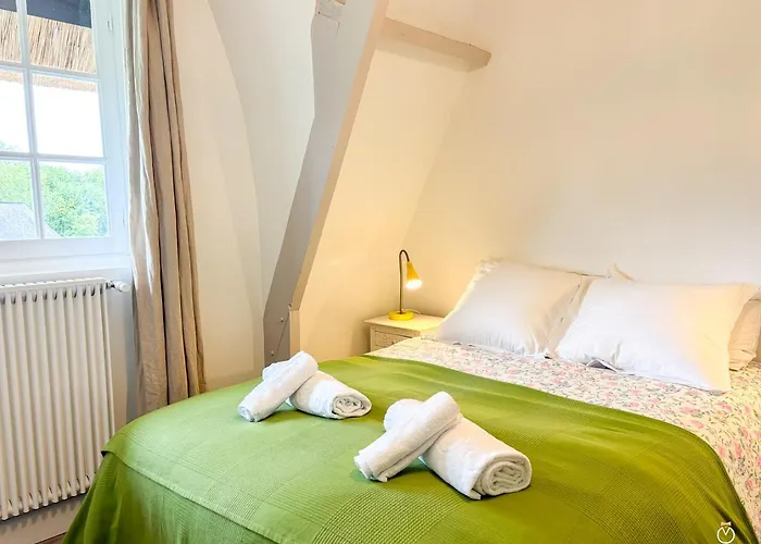 Belle Chaumiere Avec Vue Panoramique Et Piscine * Vieux-Bourg (Calvados)