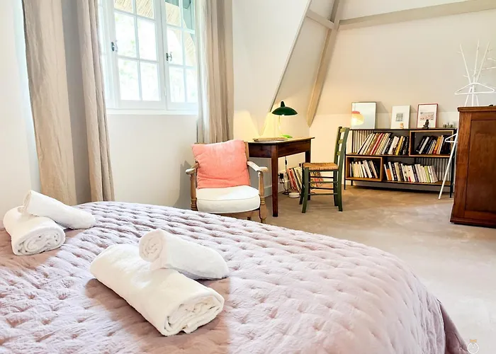 Belle Chaumiere Avec Vue Panoramique Et Piscine 别墅