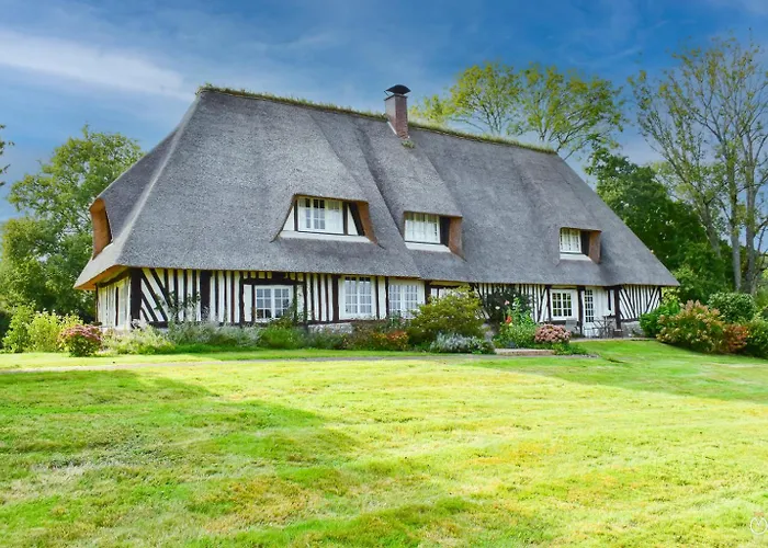 Belle Chaumiere Avec Vue Panoramique Et Piscine * Vieux-Bourg (Calvados)